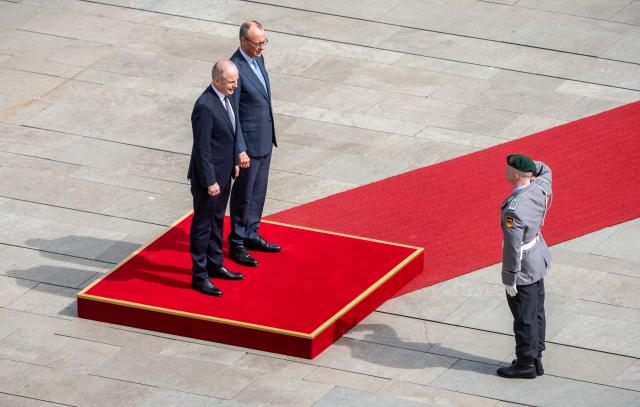 16 April 2026, Berlin: Friedrich Merz (C), Germany's Chancellor, welcomes Micheal Martin (L), Ireland's Prime Minister, with military honors in front of the Federal Chancellery. Ireland will assume the EU Council Presidency in the second half of 2026. Photo: Michael Kappeler/dpa