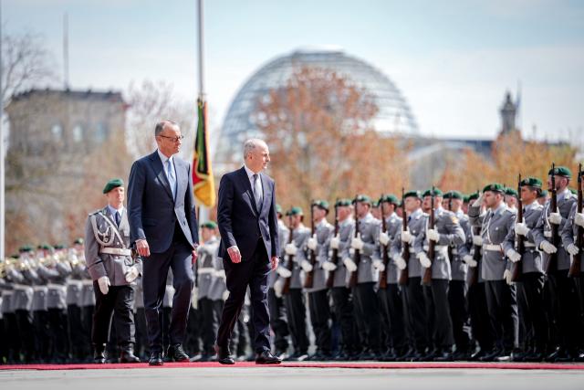 16 April 2026, Berlin: Germany's Chancellor Friedrich Merz (Front L) welcomes Irish Prime Minister Micheal Martin with military honors in front of the Federal Chancellery. Ireland will assume the EU Council Presidency in the second half of 2026. Photo: Kay Nietfeld/dpa