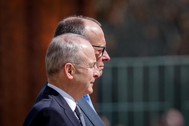 16 April 2026, Berlin: Friedrich Merz (R), Germany's Chancellor, welcomes Micheal Martin (L), Ireland's Prime Minister, with military honors in front of the Federal Chancellery. Ireland will assume the EU Council Presidency in the second half of 2026. Photo: Kay Nietfeld/dpa