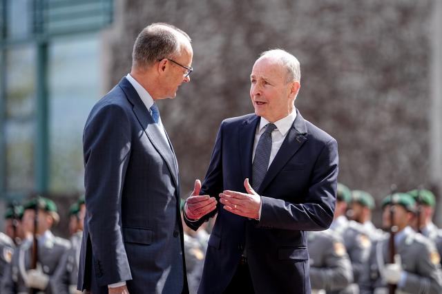 16 April 2026, Berlin: Friedrich Merz (L), Germany's Chancellor, welcomes Micheal Martin (R), Ireland's Prime Minister, with military honors in front of the Federal Chancellery. Ireland will assume the EU Council Presidency in the second half of 2026. Photo: Kay Nietfeld/dpa