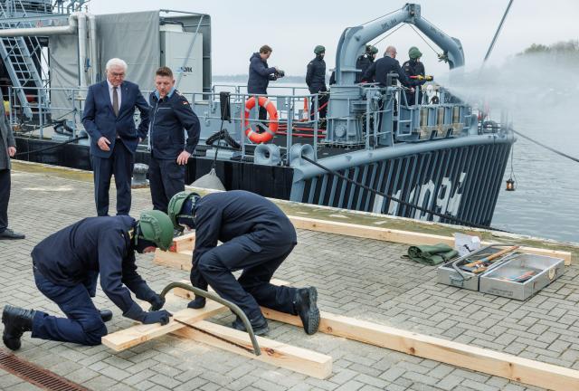 16 April 2026, Mecklenburg-Western Pomerania, Stralsund: Germany's President Frank-Walter Steinmeier visits the Naval Technical School, touring the training center and speaking with soldiers. As part of his 'Local Time Germany' tour, the Federal President will relocate his official residence to Stralsund until April 16. Photo: Jens Büttner/dpa