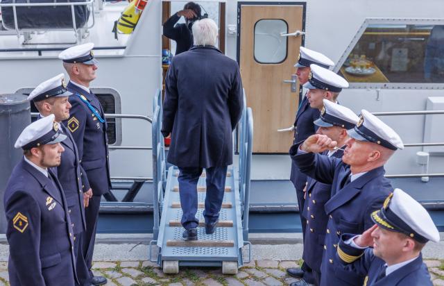 16 April 2026, Mecklenburg-Western Pomerania, Stralsund: Germany's President Frank-Walter Steinmeier travels across the Strelasund on a naval vessel ahead of a visit to the Naval Technical School. As part of his "Local Time Germany" tour, the Federal President is relocating his official residence to Stralsund until April 16. Photo: Jens Büttner/dpa