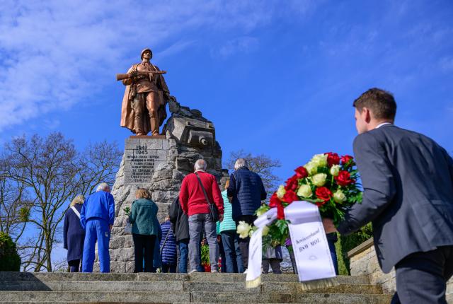 16 April 2026, Brandenburg, Seelow: People attend a commemorative event marking the 81st anniversary of the Battle of the Seelow Heights at the Seelow Heights Memorial and Museum. The attack in April 1945 went down in history as the fiercest battle of World War II fought on German soil. Photo: Patrick Pleul/dpa