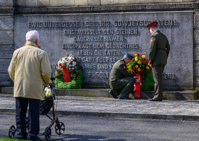 16 April 2026, Brandenburg, Seelow: Russian soldiers lay a wreath during a ceremony marking the 81st anniversary of the Battle of the Seelow Heights at the Seelow Heights Memorial and Museum. The attack in April 1945 went down in history as the fiercest battle of World War II fought on German soil. Photo: Patrick Pleul/dpa
