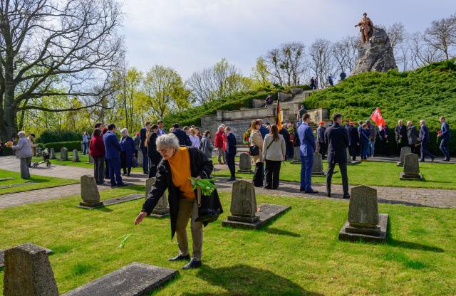 16 April 2026, Brandenburg, Seelow: Many participants attend a commemorative event marking the 81st anniversary of the Battle of the Seelow Heights at the Seelow Heights Memorial and Museum. The attack in April 1945 went down in history as the fiercest battle of World War II fought on German soil. Photo: Patrick Pleul/dpa