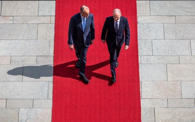 16 April 2026, Berlin: Friedrich Merz (L), Germany's Chancellor, welcomes Micheal Martin, Ireland's Prime Minister, with military honors in front of the Federal Chancellery. Ireland will assume the EU Council Presidency in the second half of 2026. Photo: Michael Kappeler/dpa