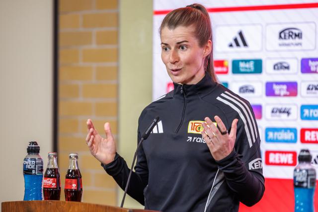 16 April 2026, Berlin: Union Berlin's Coach Marie-Louise Eta speaks during a press conference for the team ahead of their match against VFL Wolfsburg, at the Stadion an der Alten Foersterei. Photo: Andreas Gora/dpa