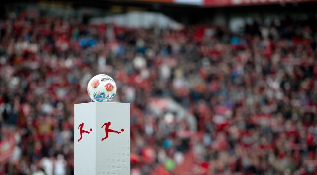 FILED - 04 April 2026, Nordrhein-Westfalen, Leverkusen: The match ball is displayed on a pedestal before the German Bundesliga soccer match between Bayer Leverkusen and VfL Wolfsburg at the BayArena. Photo: Fabian Strauch/dpa - WICHTIGER HINWEIS: Gemäß den Vorgaben der DFL Deutsche Fußball Liga bzw. des DFB Deutscher Fußball-Bund ist es untersagt, in dem Stadion und/oder vom Spiel angefertigte Fotoaufnahmen in Form von Sequenzbildern und/oder videoähnlichen Fotostrecken zu verwerten bzw. verwerten zu lassen.