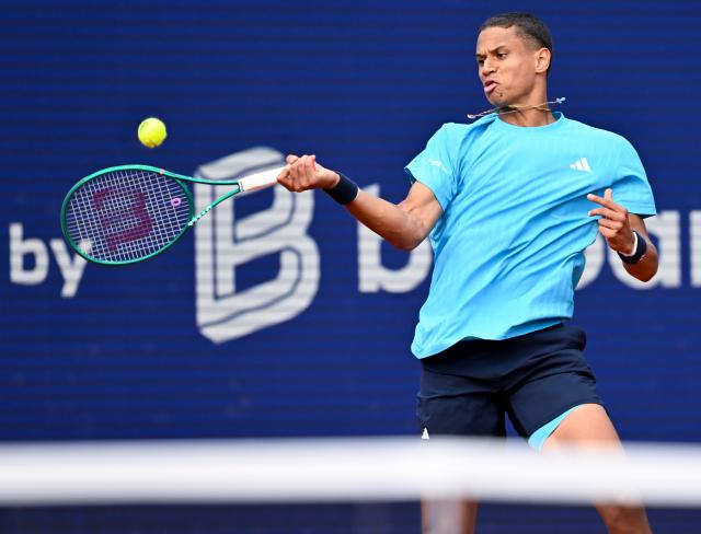 16 April 2026, Bavaria, Munich: Canadian tennis player Gabriel Diallo in action against Germany's Alexander Zverev during their men's singles round of 16 tennis match of the ATP Tour BMW Open by Bitpanda tennis tournament in Munich. Photo: Sven Hoppe/dpa