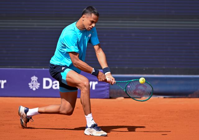 16 April 2026, Bavaria, Munich: Canadian tennis player Gabriel Diallo in action against Germany's Alexander Zverev during their men's singles round of 16 tennis match of the ATP Tour BMW Open by Bitpanda tennis tournament in Munich. Photo: Sven Hoppe/dpa