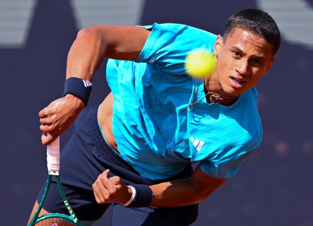 16 April 2026, Bavaria, Munich: Canadian tennis player Gabriel Diallo in action against Germany's Alexander Zverev during their men's singles round of 16 tennis match of the ATP Tour BMW Open by Bitpanda tennis tournament in Munich. Photo: Sven Hoppe/dpa