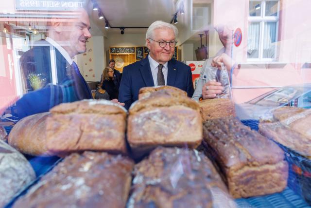 16 April 2026, Mecklenburg-Western Pomerania, Stralsund: German President Frank-Walter Steinmeier (R) buys a loaf of bread at a bakery during a tour of the old town, as part of his "Local Time Germany" tour. Photo: Jens Büttner/dpa