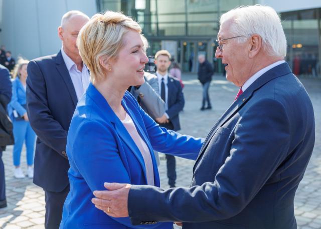 16 April 2026, Mecklenburg-Western Pomerania, Stralsund: German President Frank-Walter Steinmeier (R) welcomed by Minister-President of Mecklenburg-Western Pomerania Manuela Schwesig in front of the Ozeaneum building, as part of his "Local Time Germany" tour. Photo: Jens Büttner/dpa