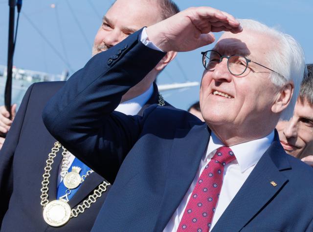 16 April 2026, Mecklenburg-Western Pomerania, Stralsund: German President Frank-Walter Steinmeier looks toward the Ozeaneum building, as part of his "Local Time Germany" tour. Photo: Jens Büttner/dpa