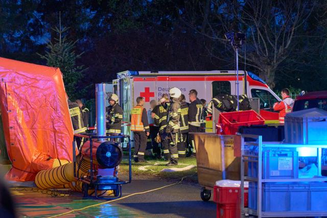 16 April 2026, Hesse, Runkel: Emergency workers stand on the scene after an accident at a leather factory and fur tannery in Runkel. Several people have lost their lives and others were seriously injured and taken to hospitals. Photo: Sascha Ditscher/dpa