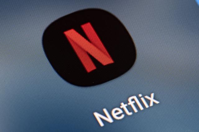 FILED - 21 January 2022, Berlin: The Netflix app icon is visible on a smartphone screen. Photo: Fabian Sommer/dpa