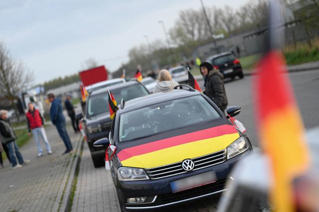 17 April 2026, Lower Saxony, Emden: The first cars are waiting to set off. The registered convoy of cars starts in Emden in East Frisia and travels along federal and state roads through Lower Saxony, Saxony-Anhalt and Brandenburg to Berlin. The protest is against rising fuel prices. Highways are excluded. Photo: Lars Penning/dpa