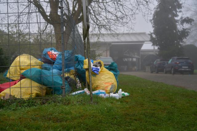 17 April 2026, Hesse, Runkel: Used medical rescue equipment such as bandages, gloves and disinfectant lie in the access road to the tannery in Runkel. The criminal investigation department takes over the investigation following the accident at a leather factory and fur tannery in Runkel, Hesse, in which three people died. Photo: Sascha Ditscher/dpa