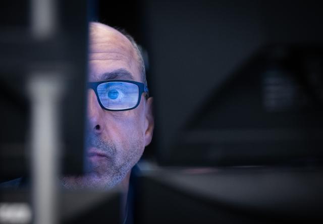 FILED - 13 April 2026, Hesse, Frankfurt/Main: A stock trader follows the price trend on their monitors on the trading floor in Frankfurt. Following the failure of direct talks with Tehran, US President Trump announced a blockade of the Strait of Hormuz. Photo: Boris Roessler/dpa