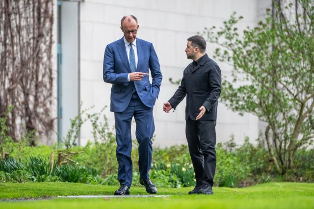FILED - 14 April 2026, Berlin: Friedrich Merz, Germany's Chancellor, welcomes Volodymyr Zelensky (R), President of Ukraine, with military honors in front of the Federal Chancellery for the first German-Ukrainian government consultations in many years. Photo: Michael Kappeler/dpa