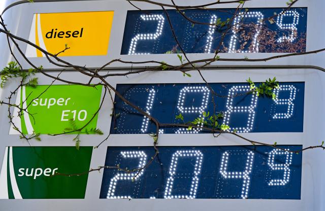 17 April 2026, Baden-Württemberg, Stuttgart: A price display at a filling station shows, among other things, the price of 1.98 euros for a liter of Super E10. Photo: Bernd Weißbrod/dpa