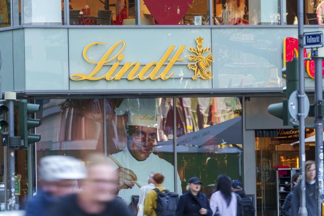 FILED - 06 May 2025, Hesse, Frankfurt/Main: People walk past a branch of the Swiss chocolate manufacturer Lindt & Spruengli AG in the city center. Photo: Andreas Arnold/dpa