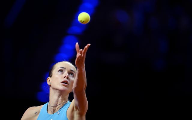 17 April 2026, Baden-Wuerttemberg, Stuttgart: Ukrainian tennis player Elina Svitolina in action against Czech Republic's Linda Noskova during their women's singles quarterfinal match of the Stuttgart Open tennis tournament. Photo: Marijan Murat/dpa