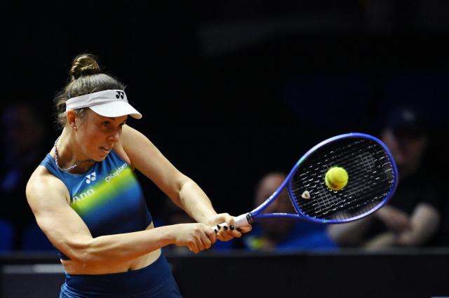 17 April 2026, Baden-Wuerttemberg, Stuttgart: Czech tennis player Linda Noskova in action against Ukraine's Elina Svitolina during their women's singles quarterfinal match of the Stuttgart Open tennis tournament. Photo: Marijan Murat/dpa