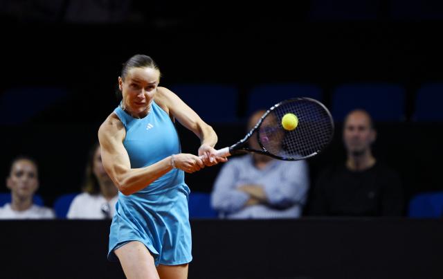 17 April 2026, Baden-Wuerttemberg, Stuttgart: Ukrainian tennis player Elina Svitolina in action against Czech Republic's Linda Noskova during their women's singles quarterfinal match of the Stuttgart Open tennis tournament. Photo: Marijan Murat/dpa