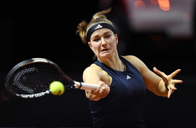 17 April 2026, Baden-Wuerttemberg, Stuttgart: Czech tennis player Karolina Muchova in action against US Coco Gauff during their women's singles quarterfinal match of the Stuttgart Open tennis tournament. Photo: Marijan Murat/dpa