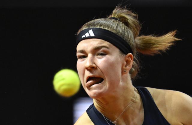 17 April 2026, Baden-Wuerttemberg, Stuttgart: Czech tennis player Karolina Muchova in action against US Coco Gauff during their women's singles quarterfinal match of the Stuttgart Open tennis tournament. Photo: Marijan Murat/dpa