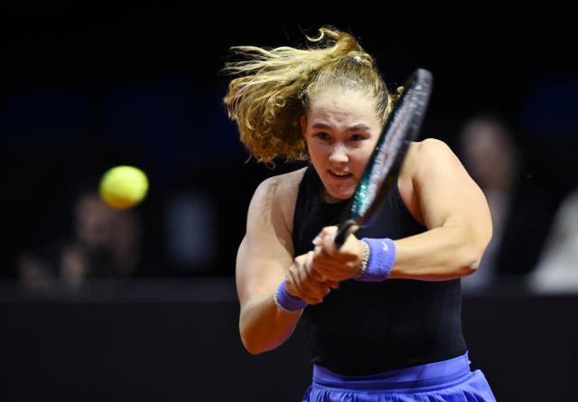 17 April 2026, Baden-Wuerttemberg, Stuttgart: Russian tennis player Mirra Andreeva in action against Poland's Iga Swiatek during their women's singles quarterfinal match of the Stuttgart Open tennis tournament. Photo: Marijan Murat/dpa