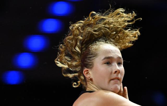 17 April 2026, Baden-Wuerttemberg, Stuttgart: Russian tennis player Mirra Andreeva in action against Poland's Iga Swiatek during their women's singles quarterfinal match of the Stuttgart Open tennis tournament. Photo: Marijan Murat/dpa