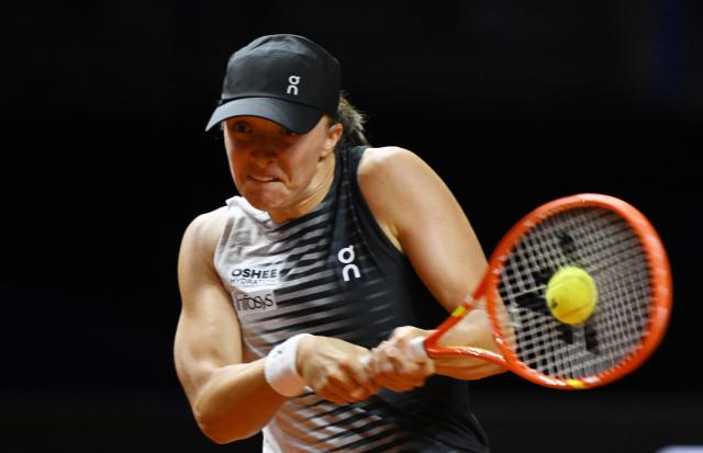 17 April 2026, Baden-Wuerttemberg, Stuttgart: Polish tennis player Iga Swiatek in action against Russia's Mirra Andreeva during their women's singles quarterfinal match of the Stuttgart Open tennis tournament. Photo: Marijan Murat/dpa