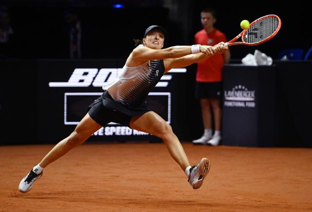 17 April 2026, Baden-Wuerttemberg, Stuttgart: Polish tennis player Iga Swiatek in action against Russia's Mirra Andreeva during their women's singles quarterfinal match of the Stuttgart Open tennis tournament. Photo: Marijan Murat/dpa