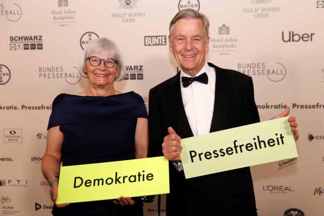 17 April 2026, Berlin: German journalist Claus Kleber (R) and his wife Renate arrive to attend the 73rd Federal Press Ball. Photo: Carsten Koall/dpa