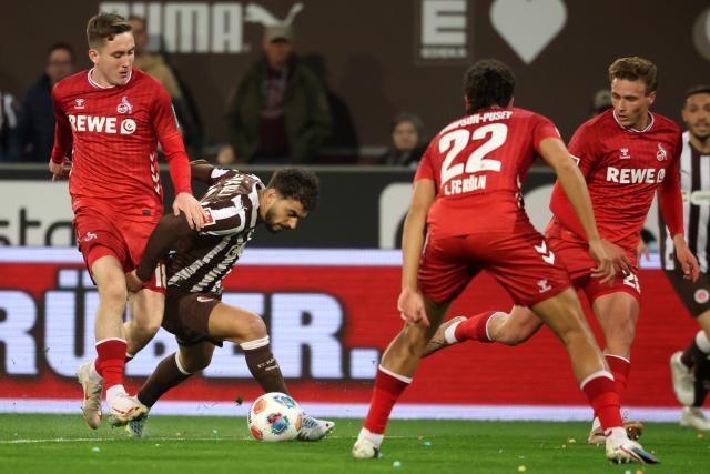 17 April 2026, Hamburg: Cologne's Isak Johannesson (L) and St. Pauli's Danel Sinani battle for the ball during the German Bundesliga soccer match between FC St. Pauli and 1. FC Cologne at Millerntor Stadium. Photo: Christian Charisius/dpa - WICHTIGER HINWEIS: Gemäß den Vorgaben der DFL Deutsche Fußball Liga bzw. des DFB Deutscher Fußball-Bund ist es untersagt, in dem Stadion und/oder vom Spiel angefertigte Fotoaufnahmen in Form von Sequenzbildern und/oder videoähnlichen Fotostrecken zu verwerten bzw. verwerten zu lassen.