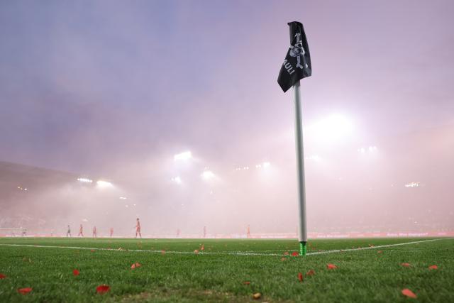 17 April 2026, Hamburg: Smoke covers the field prior to the start of the German Bundesliga soccer match between FC St. Pauli and 1. FC Cologne at Millerntor Stadium. Photo: Christian Charisius/dpa - WICHTIGER HINWEIS: Gemäß den Vorgaben der DFL Deutsche Fußball Liga bzw. des DFB Deutscher Fußball-Bund ist es untersagt, in dem Stadion und/oder vom Spiel angefertigte Fotoaufnahmen in Form von Sequenzbildern und/oder videoähnlichen Fotostrecken zu verwerten bzw. verwerten zu lassen.