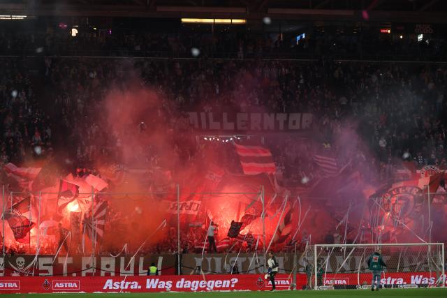 17 April 2026, Hamburg: St. Pauli fans cheer in the stands prior to the start of the German Bundesliga soccer match between FC St. Pauli and 1. FC Cologne at Millerntor Stadium. Photo: Christian Charisius/dpa - WICHTIGER HINWEIS: Gemäß den Vorgaben der DFL Deutsche Fußball Liga bzw. des DFB Deutscher Fußball-Bund ist es untersagt, in dem Stadion und/oder vom Spiel angefertigte Fotoaufnahmen in Form von Sequenzbildern und/oder videoähnlichen Fotostrecken zu verwerten bzw. verwerten zu lassen.