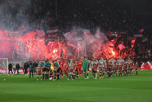 17 April 2026, Hamburg: St. Pauli fans cheer in the stands prior to the start of the German Bundesliga soccer match between FC St. Pauli and 1. FC Cologne at Millerntor Stadium. Photo: Christian Charisius/dpa - WICHTIGER HINWEIS: Gemäß den Vorgaben der DFL Deutsche Fußball Liga bzw. des DFB Deutscher Fußball-Bund ist es untersagt, in dem Stadion und/oder vom Spiel angefertigte Fotoaufnahmen in Form von Sequenzbildern und/oder videoähnlichen Fotostrecken zu verwerten bzw. verwerten zu lassen.
