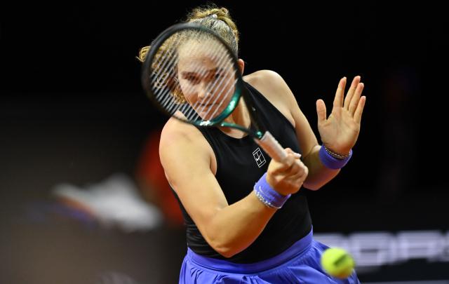 17 April 2026, Baden-Wuerttemberg, Stuttgart: Russian tennis player Mirra Andreeva in action against Poland's Iga Swiatek during their women's singles quarterfinal match of the Stuttgart Open tennis tournament. Photo: Katharina Kausche/dpa