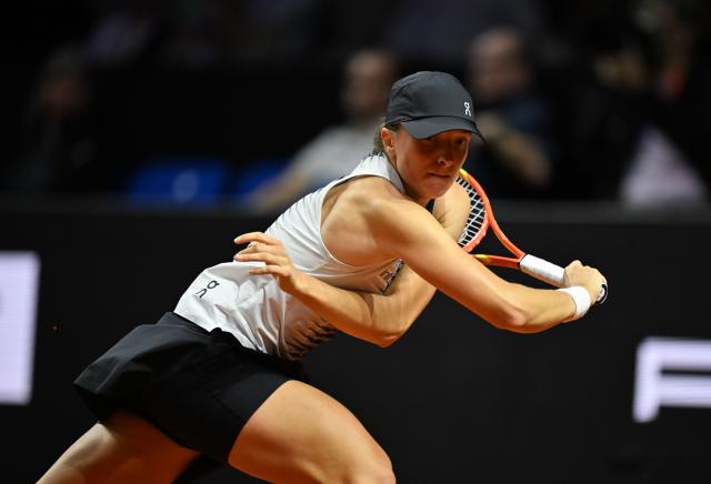 17 April 2026, Baden-Wuerttemberg, Stuttgart: Polish tennis player Iga Swiatek in action against Russia's Mirra Andreeva during their women's singles quarterfinal match of the Stuttgart Open tennis tournament. Photo: Katharina Kausche/dpa