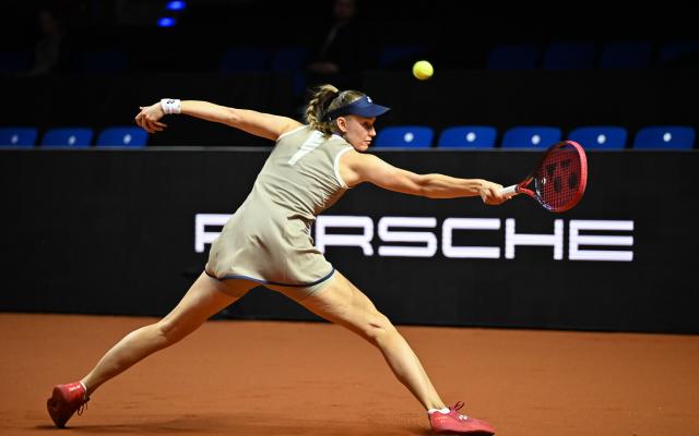 17 April 2026, Baden-Wuerttemberg, Stuttgart: Kazakhstani tennis player Elena Rybakina in action against Canada's Leylah Fernandez during their women's singles quarterfinal match of the Stuttgart Open tennis tournament. Photo: Katharina Kausche/dpa