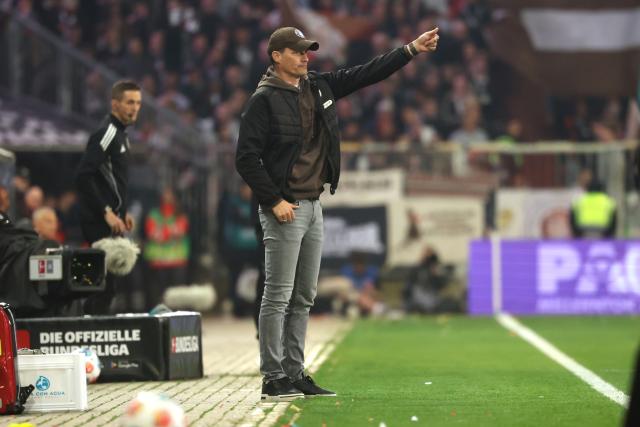 17 April 2026, Hamburg: St. Pauli coach Alexander Blessin gestures on the touchline during the German Bundesliga soccer match between FC St. Pauli and 1. FC Cologne at Millerntor Stadium. Photo: Christian Charisius/dpa - WICHTIGER HINWEIS: Gemäß den Vorgaben der DFL Deutsche Fußball Liga bzw. des DFB Deutscher Fußball-Bund ist es untersagt, in dem Stadion und/oder vom Spiel angefertigte Fotoaufnahmen in Form von Sequenzbildern und/oder videoähnlichen Fotostrecken zu verwerten bzw. verwerten zu lassen.