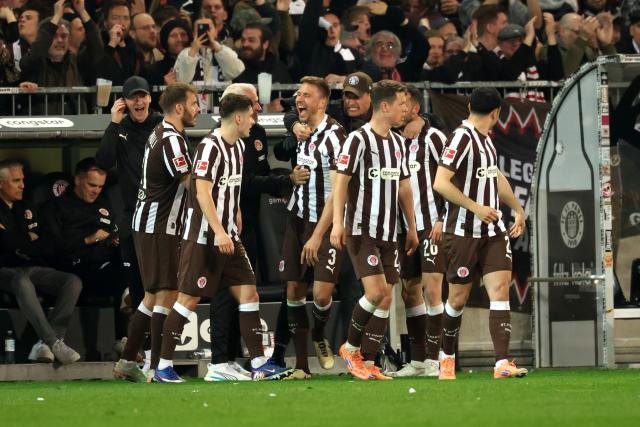 17 April 2026, Hamburg: St. Pauli's Karol Mets (C) celebrates scoring his side's first goal with teammates during the German Bundesliga soccer match between FC St. Pauli and 1. FC Cologne at Millerntor Stadium. Photo: Christian Charisius/dpa - WICHTIGER HINWEIS: Gemäß den Vorgaben der DFL Deutsche Fußball Liga bzw. des DFB Deutscher Fußball-Bund ist es untersagt, in dem Stadion und/oder vom Spiel angefertigte Fotoaufnahmen in Form von Sequenzbildern und/oder videoähnlichen Fotostrecken zu verwerten bzw. verwerten zu lassen.