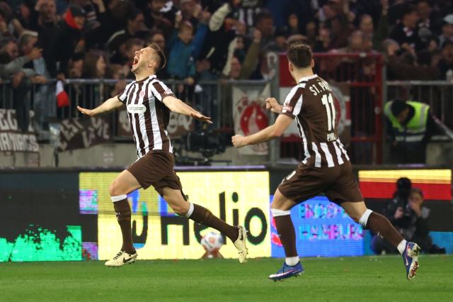 17 April 2026, Hamburg: St. Pauli's Karol Mets (L) celebrates scoring his side's first goal with teammate Arkadiusz Pyrka during the German Bundesliga soccer match between FC St. Pauli and 1. FC Cologne at Millerntor Stadium. Photo: Christian Charisius/dpa - WICHTIGER HINWEIS: Gemäß den Vorgaben der DFL Deutsche Fußball Liga bzw. des DFB Deutscher Fußball-Bund ist es untersagt, in dem Stadion und/oder vom Spiel angefertigte Fotoaufnahmen in Form von Sequenzbildern und/oder videoähnlichen Fotostrecken zu verwerten bzw. verwerten zu lassen.