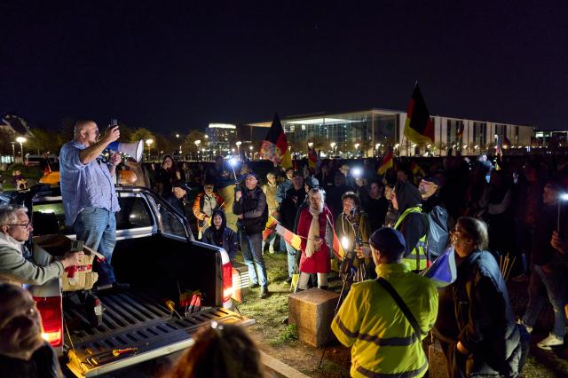 17 April 2026, Berlin: A view of motorcade rally against high gas prices with Sebastian Bormann on a pickup truck at Republic Square in front of the Reichstag building. The registered motorcade drove from Emden in East Frisia via federal and state highways through Lower Saxony, Saxony-Anhalt, and Brandenburg to Berlin. Photo: Michael Ukas/dpa