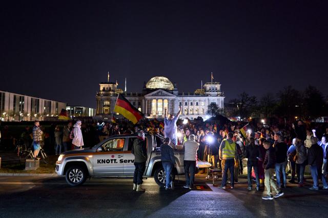 17 April 2026, Berlin: A view of motorcade rally against high gas prices with Sebastian Bormann on a pickup truck at Republic Square in front of the Reichstag building. The registered motorcade drove from Emden in East Frisia via federal and state highways through Lower Saxony, Saxony-Anhalt, and Brandenburg to Berlin. Photo: Michael Ukas/dpa