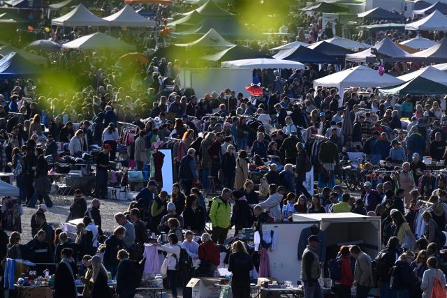 18 April 2026, Bavaria, Munich: Visitors walk across the Theresienwiese at the German Red Cross (DRK) flea market. The flea market is part of the Munich Spring Festival. Photo: Felix Hörhager/dpa
