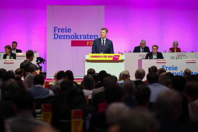18 April 2026, North Rhine-Westphalia, Duisburg: Henning Hoene (C), Chairman of the FDP in North Rhine-Westphalia, speaks at the NRW FDP state party conference. Photo: Christoph Reichwein/dpa